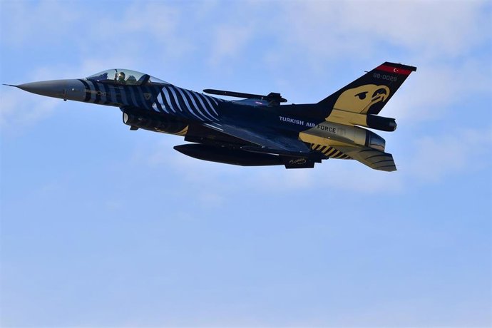 Archivo - Avión de combate F-16 de Turquía (archivo)