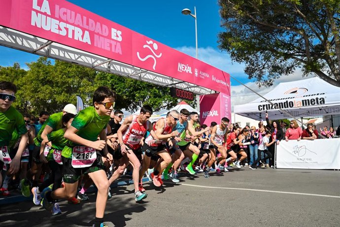Corredores de la XIII Carrera de la Mujer de Almería.