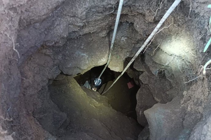 Un perro cae en una torca de diez metros de profundidad y es rescatado