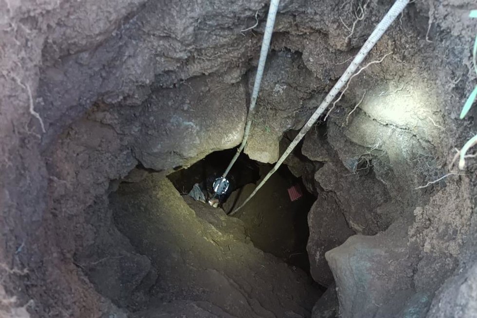 Un perro cae en una torca de diez metros de profundidad y es rescatado