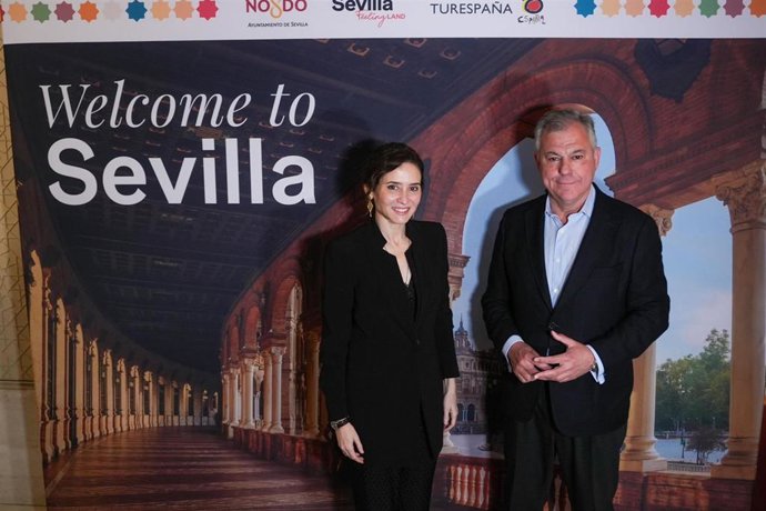 El alcalde de Sevilla, José Luis Sanz, junto a la presidenta de la Comunidad de Madrid, Isabel Díaz Ayuso, en la presentación de la Bienal de  Flamenco en Nueva York