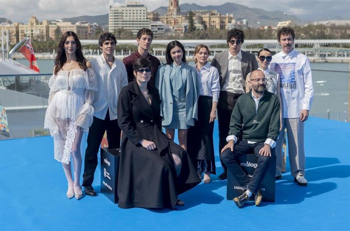 El director Fernando González Molina, los actores Elisabeth Martínez, Anna Castillo (i), Manu Ríos, Lola Rodríguez, Nagore Aranburu, posan durante el photocall de la película ‘Mi querida señorita’ durante el Festival de Málaga.