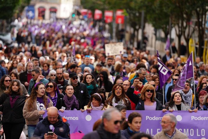 Decenas de personas durante una manifestación convocada por la Coordinadora de Mujeres de Valladolid por el Día de la Mujer, a 8 de marzo de 2026, Valladolid, Castilla León (España). La manifestación ha discurrido bajo el lema 'Hoy + que nunca feminismo' 
