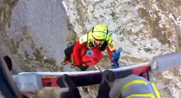 El helicóptero del Gobierno rescata a dos montañeros enriscados en Picos de Europa