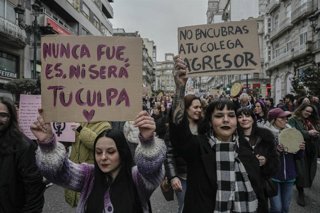 Manifestantes durante a marcha do 8M, a 8 de marzo de 2026, en Vigo, Galicia (España).