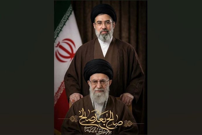 Mojtaba Jamenei junto a su padre, Alí Jamenei