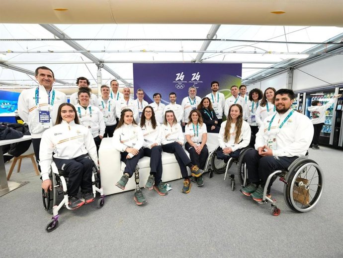 Foto de familia durante la visita del ministro de Derechos Sociales, Consumo y Agenda 2030, Pablo Bustinduy, a la Villa Paralímpica de Cortina d'Ampezzo durante los Juegos de Invierno 2026