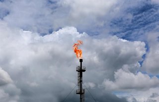 Archivo - Imagen de archivo de una refinería de petróleo