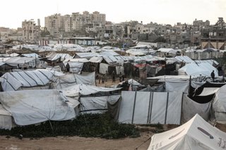 February 26, 2026, Nusairat, Gaza Strip, Palestinian Territory: A displaced Palestinian family eats breakfast during Ramadan inside a dilapidated tent in the Nuseirat refugee camp in the central Gaza Strip. Displaced families face harsh living conditions 