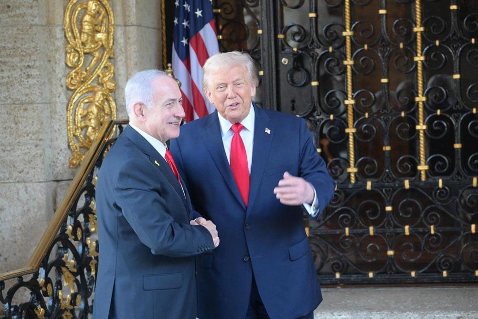 Archivo - Imagen de archivo del primer ministro de Israel, Benjamin Netanyahu, junto al presidente de EEUU, Donald Trump, en Florida