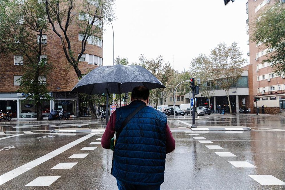 Archivo - Un hombre se protege de la lluvia con un paraguas, a 2 de noviembre de 2023, en Madrid (España). La Agencia Estatal de Meteorología (AEMET) ha activado la alerta roja en Madrid por fuertes vientos provocados por la borrasca Ciarán. En la mañan