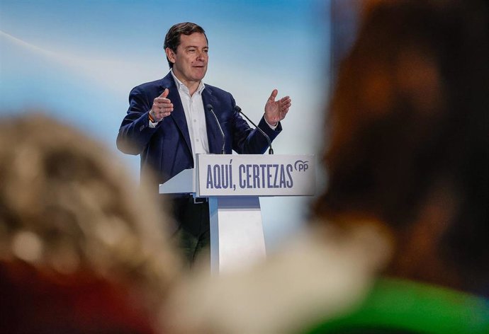 El candidato del Partido Popular de Castilla y León a la reelección como Presidente de la Junta, Alfonso Fernández Mañueco, durante la clausura de un acto con motivo del día internacional de la mujer, a 8 de marzo de 2026, en Burgos, Castilla León