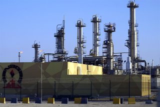 Archivo - Refinería en Bahréin (archivo)