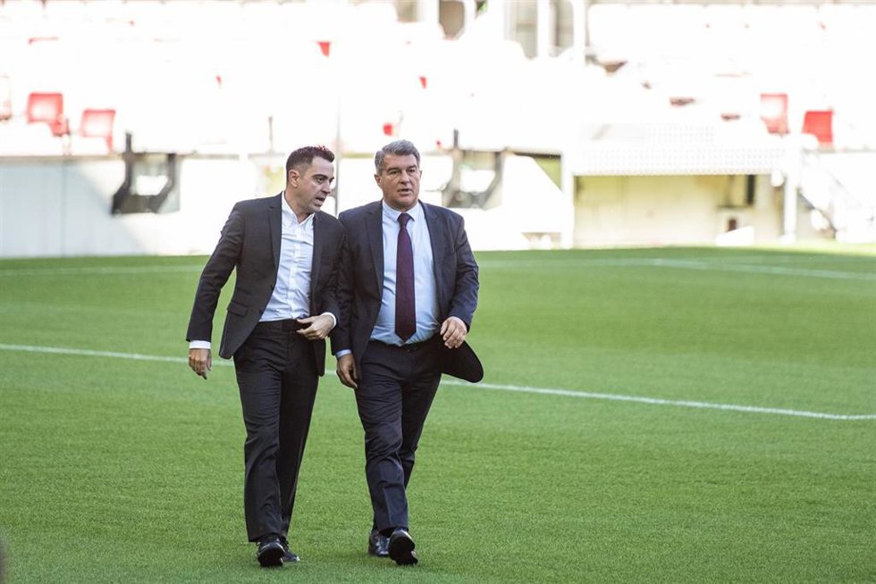 Archivo - Xavi Hernandez y Joan Laporta en el Camp Nou