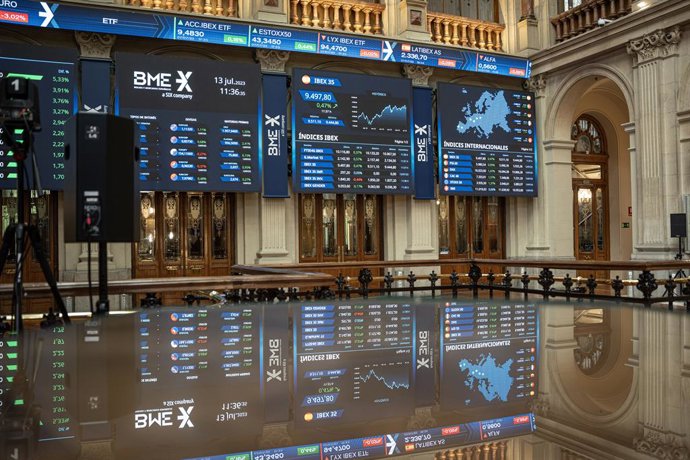 Archivo - Paneles con índices bursátiles en el Palacio de la Bolsa de Madrid, a 13 de julio de 2023, en Madrid (España). El Ibex 35 ha iniciado la sesión de hoy con un ligero descenso del 0,04%, lo que ha llevado al selectivo hasta los 9.450,25 puntos, en