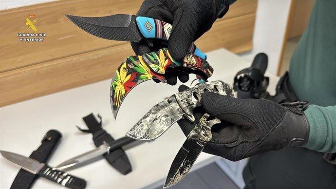 La Guardia Civil interviene ocho armas blancas y droga a dos personas en Alberite