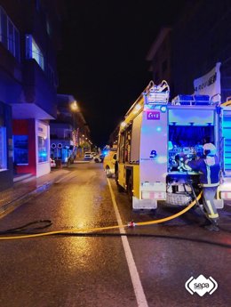 Incendio de una vivienda registrada en el segundo piso de un edificio de cuatro alturas ubicado en la avenida La Vega de Santiago, en Posada, Llanes.