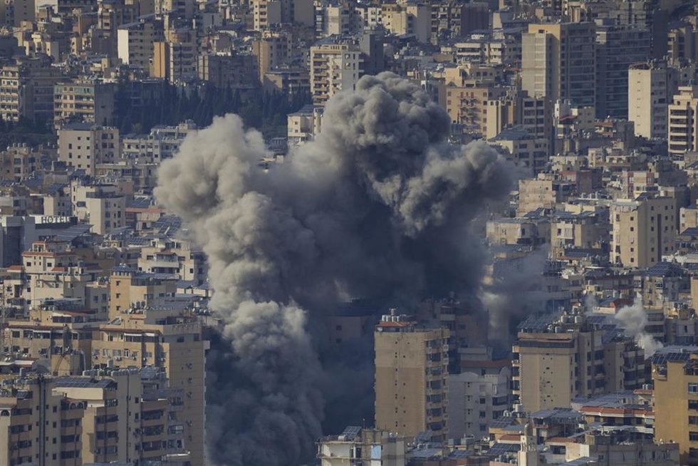 Columna de humo tras un bombardeo del Ejército de Israel contra la capital de Líbano, Beirut (archivo)