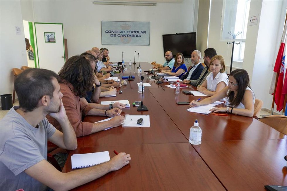 Archivo - El consejero de Educación, Sergio Silva, se reúne con la Junta de Personal Docente en foto de archivo