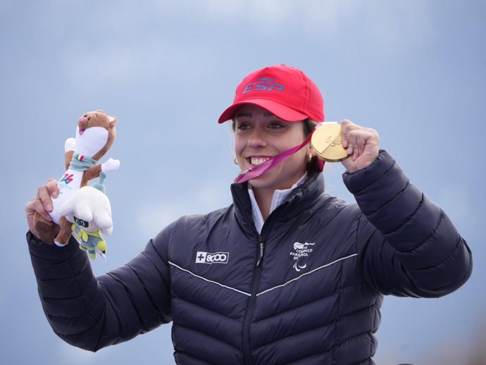 Audrey Pascual con su medalla de oro en supergigante de los Juegos Paralímpicos de Invierno de Milán y Cortina d'Ampezzo