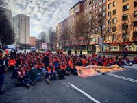 Trabajadores de Tubos Reunidos realizan diversas sentadas y cortan el tráfico en distintos puntos de Bilbao