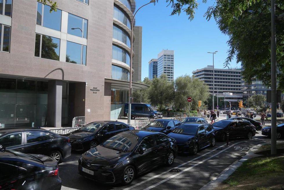 Archivo - Varios VTC durante una concentración convocada por el Sindicato Libre de Transporte (STL) y Unauto VTC ante la Consellería de Territorio de la Generalitat en una imagen de archivo