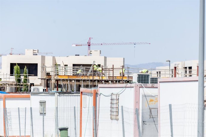 Archivo - Imagen de archivo de varios obreros trabajando en la construcción de una vivienda nueva