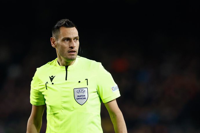Archivo - Maurizio Mariani, referee of the match, looks on during the UEFA Europa League, knockout round play-off, football match played between FC Barcelona and Manchester United at Spotify Camp Nou stadium on February 16, 2023, in Barcelona, Spain.