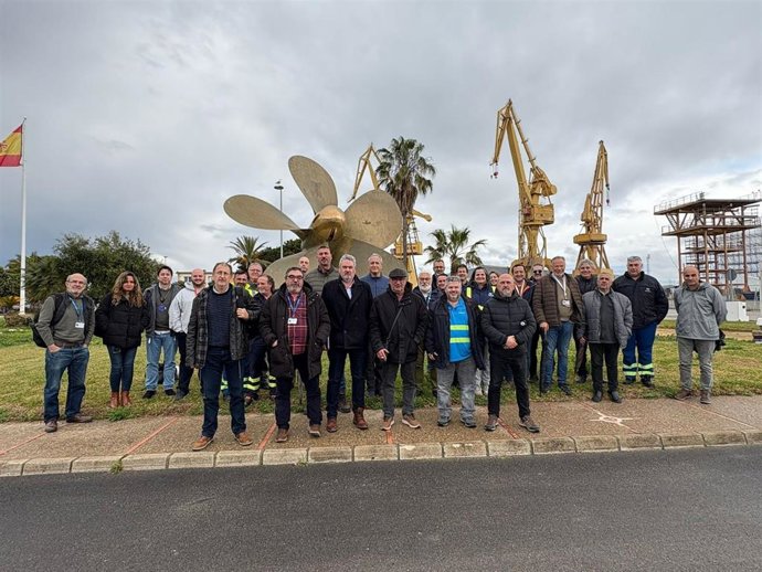 Foto conjunta de los tres comités de empresa de Navantia en la Bahía de Cádiz