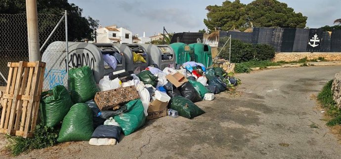 Basuras acumuladas en unos contenedores de Badia Gran.
