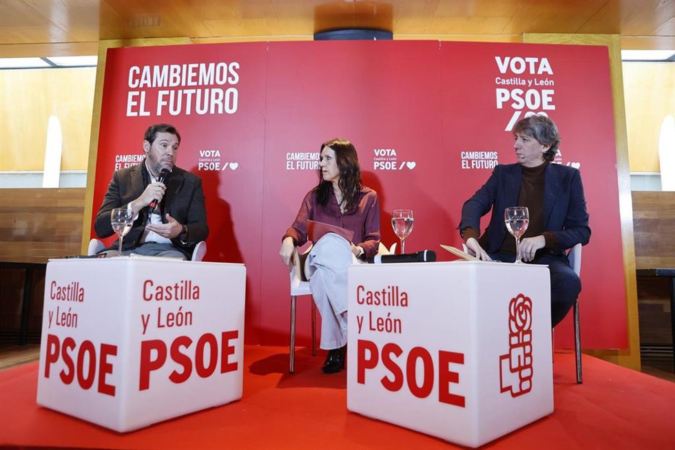 El secretario general del PSOECyL y candidato a la Presidencia de la Junta, Carlos Martínez (d), y el ministro de Transportes y Movilidad, Óscar Puente (i)