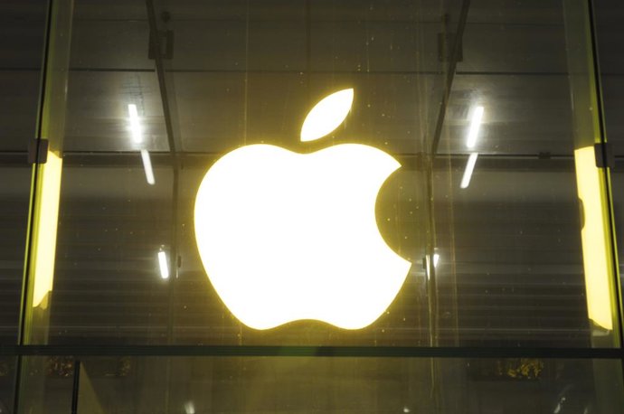 Archivo - Arquivo - 9 de dezembro de 2025, Nova Iorque, Estados Unidos: O logotipo da Apple é visto em uma loja da Apple na Quinta Avenida, em Manhattan, Nova Iorque.
