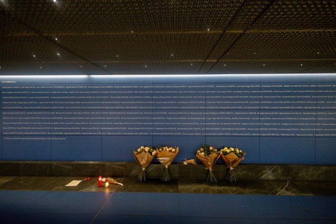 Archivo - Ofrenda floral del acto organizado por la Asociación 11M Afectados por el Terrorismo y las organizaciones sindicales UGT y CC.OO, en el 21º aniversario de los atentados del 11M, en la estación de Atocha, a 11 de marzo de 2025, en Madrid (España)