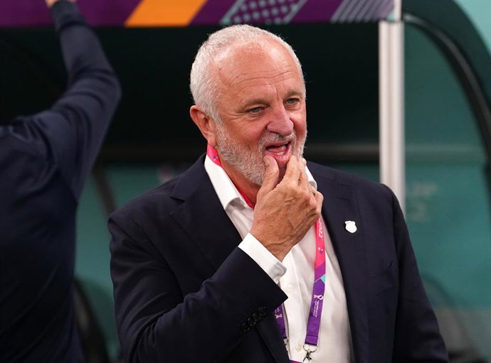 Archivo - 03 December 2022, Qatar, Al Rayyan: Australia manager Graham Arnold pictured during the FIFA World Cup Qatar 2022 round of 16 soccer match between Argentina and Australia at Ahmad bin Ali Stadium. Photo: Martin Rickett/PA Wire/dpa