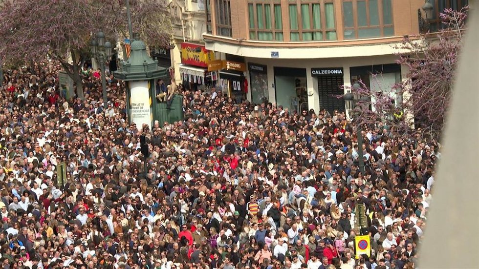 Imagen del público asistente a la primera masclet de las Fallas de 2026.