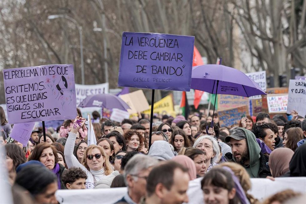 Persona porta pancarta con lema 'La vergüenza debe cambiar de bando' durante la manifestación convocada por la Comisión 8M por el Día de la Mujer, a 8 de marzo de 2026, en Madrid (España).