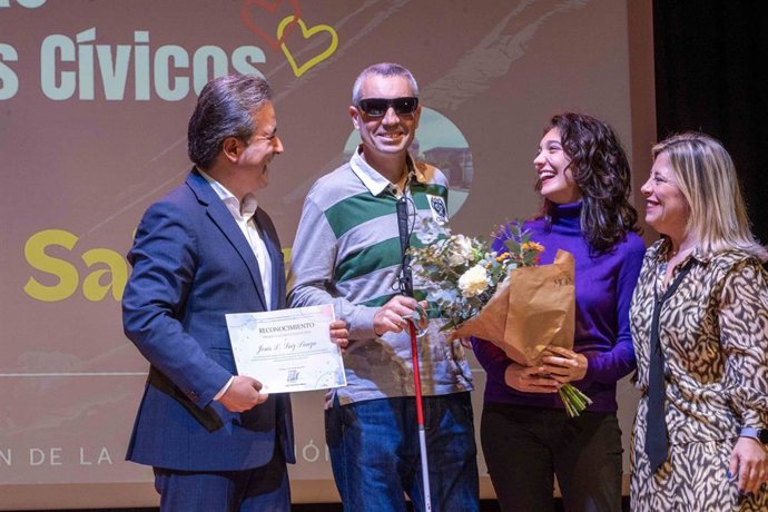 Archivo - El divulgador Jesús Saiz Lanza con el alcalde de Camargo, Diego Movellán