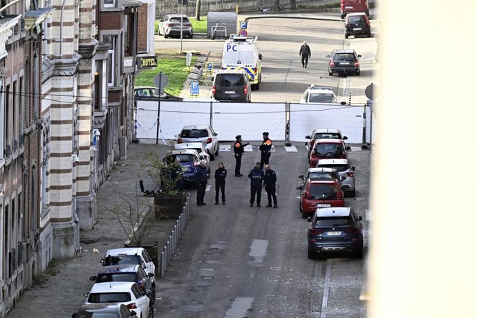 La Policía belga establece un perímetro de seguridad en el barrio de Lieja en donde esta madrugada se ha registrado una explosión frente a una sinagoga.