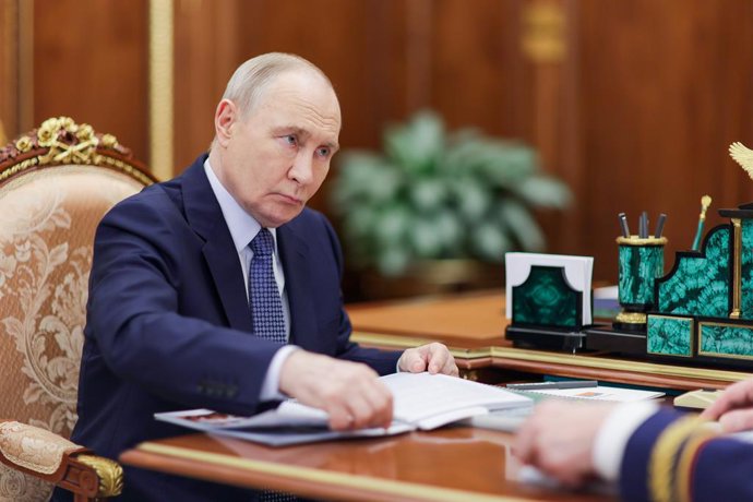 RÚSSIA, MOSCOU - 7 DE MARÇO DE 2026: O presidente russo Vladimir Putin observa durante uma reunião com o presidente do Comitê de Investigação Russo, Alexander Bastrykin, no Kremlin, em Moscou.
