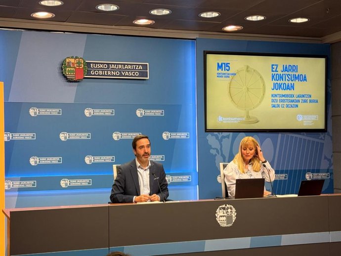 Javier Hurtado Eusko Jaurlaritzako Turismo, Merkataritza eta Kontsumoko sailburua eta Ana Sanchez Herraez Kontsumobideko zuzendaria