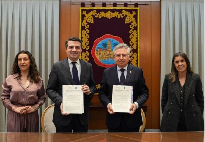 El presidente de la FAMP, José María Bellido, y el director de la Oficina Andaluza contra el Fraude y la Corrupción, Francisco de Paula Sánchez, suscriben el acuerdo.