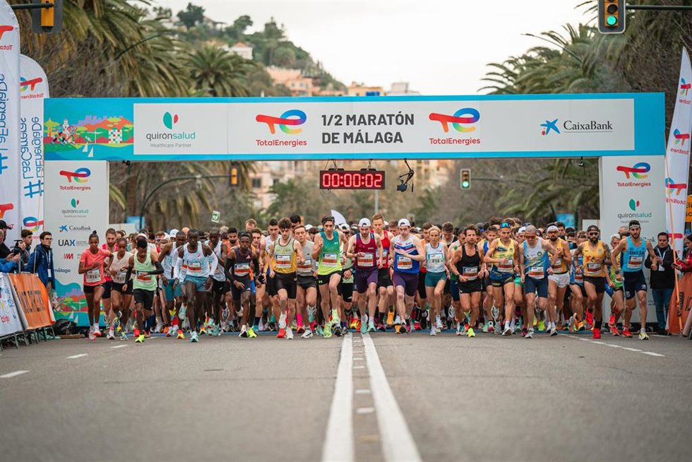 Archivo - Quirónsalud, Proveedor Médico de Salud de la XXXV edición de la Total Energies Media Maratón Ciudad de Málaga