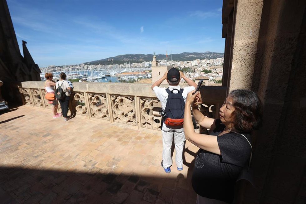 Archivo - Visitantes en las terrazas de la Catedral de Mallorca.
