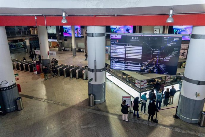 Pantalla con un mapa informativo de los horarios y los cercanías en la estación Madrid-Puerta de Atocha-Almudena Grandes, a 24 de febrero de 2026, en Madrid (España). 