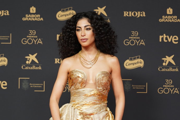 La actriz Mina El Hammani posa en la alfombra roja de la 39º edición de los Premios Goya, en el Palacio de Exposiciones y Congresos de Granada, a 8 de febrero de 2025, en Granada, Andalucía (España).