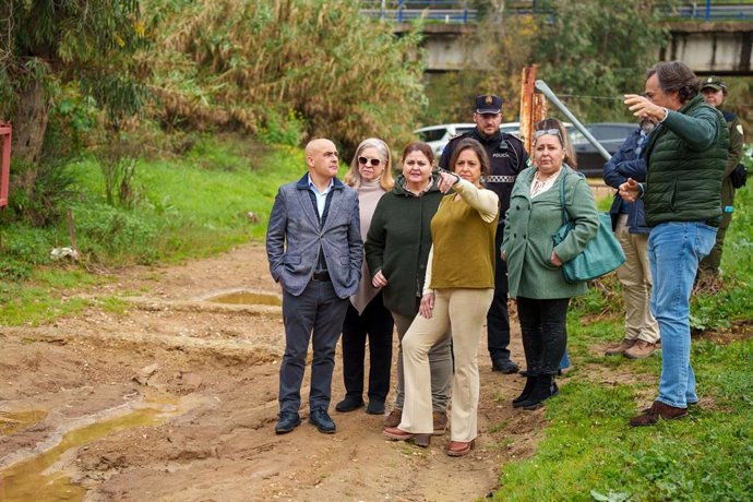La consejera de Sostenibilidad y Medio Ambiente de la Junta de Andalucía, Catalina García (3d) durante su visita al Corredor Verde del Río Guadiamar. A 9 de marzo de 2026 en Sanlúcar la Mayor, Sevilla (Andalucía, España).  