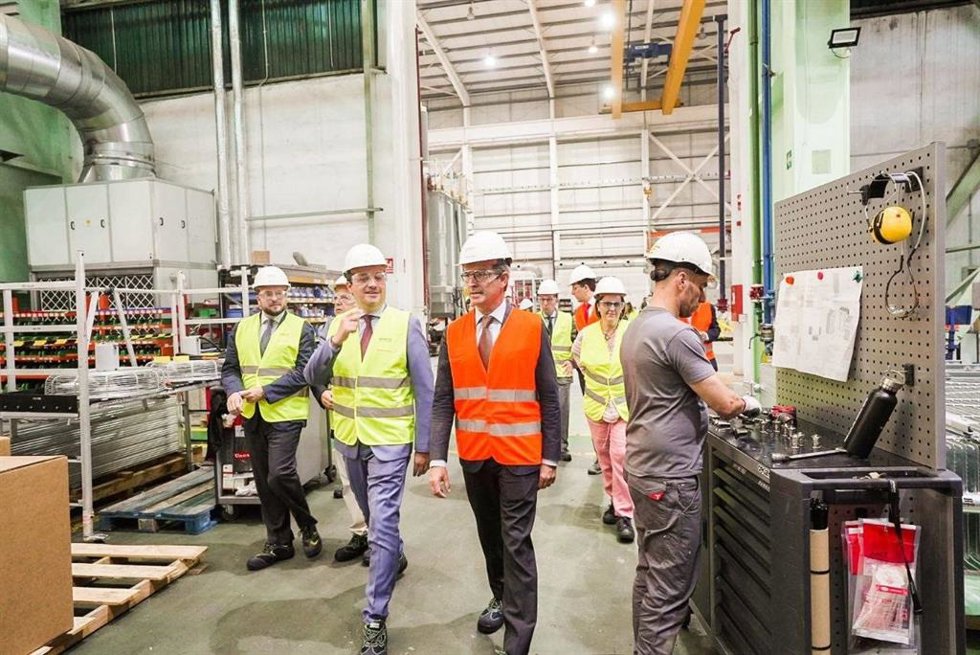 Archivo - El consejero de Industria, Energía y Minas, Jorge Paradela, y el alcalde de Córdoba, José María Bellido, durante una visita a la planta de Hitachi Energy, en una imagen de archivo.