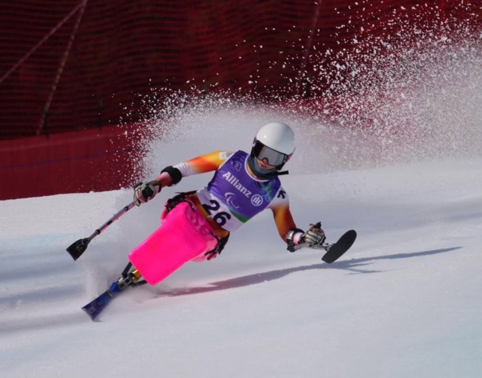 La esquiadora española Audrey Pascual durante el supergigante de los Juegos Paralímpicos de Invierno de Milán y Cortina d'Ampezzo