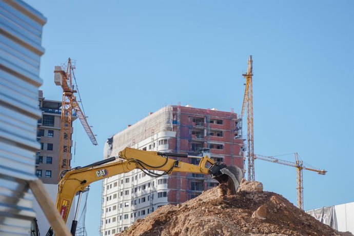 Vista del inicio de la obra de la nueva promoción de VPP en Malilla durante la visita de la vicepresidenta primera y consejera de Vivienda, Empleo, Juventud e Igualdad de la Generalitat valenciana, Susana Camarero, y la alcaldesa de València, María José C