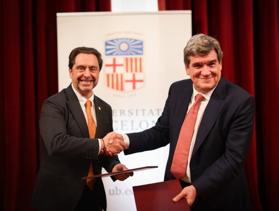 Archivo - El gobernador del Banco de España, José Luis Escrivá, y el rector de la Universitat de Barcelona (UB), Joan Gurdia